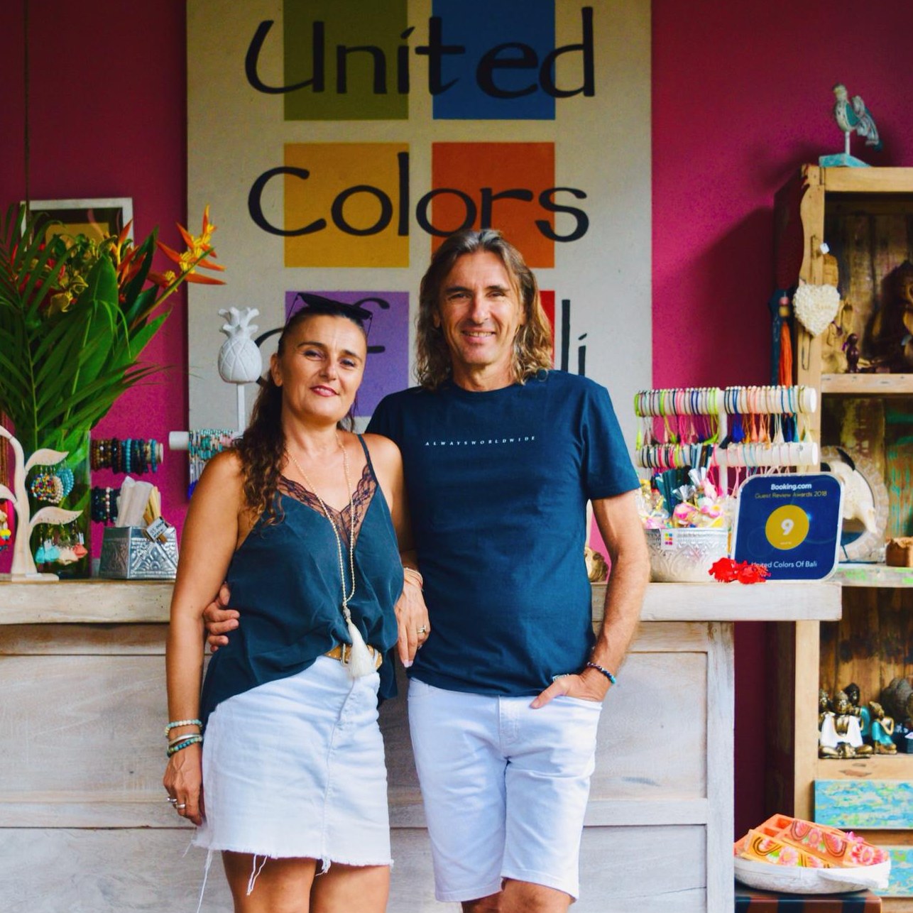 Philippe et Sophie devant l'enseigne United Colors of Bali