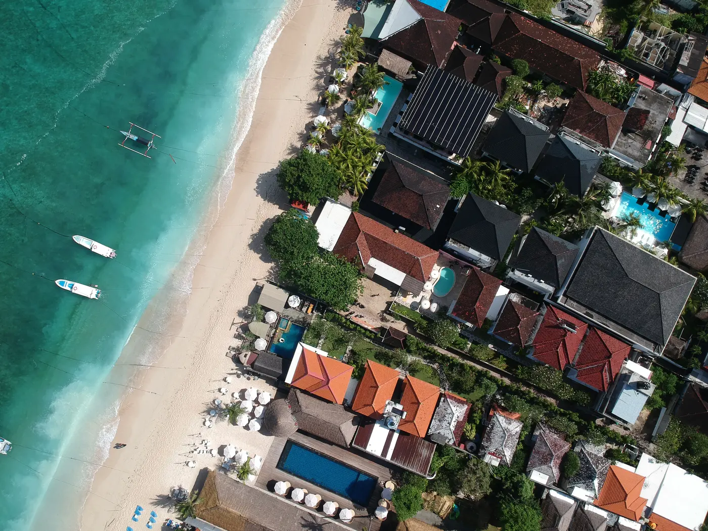 Vue aérienne de United Colors of Lembongan, en bord de plage sur l'île de Nusa Lembongan