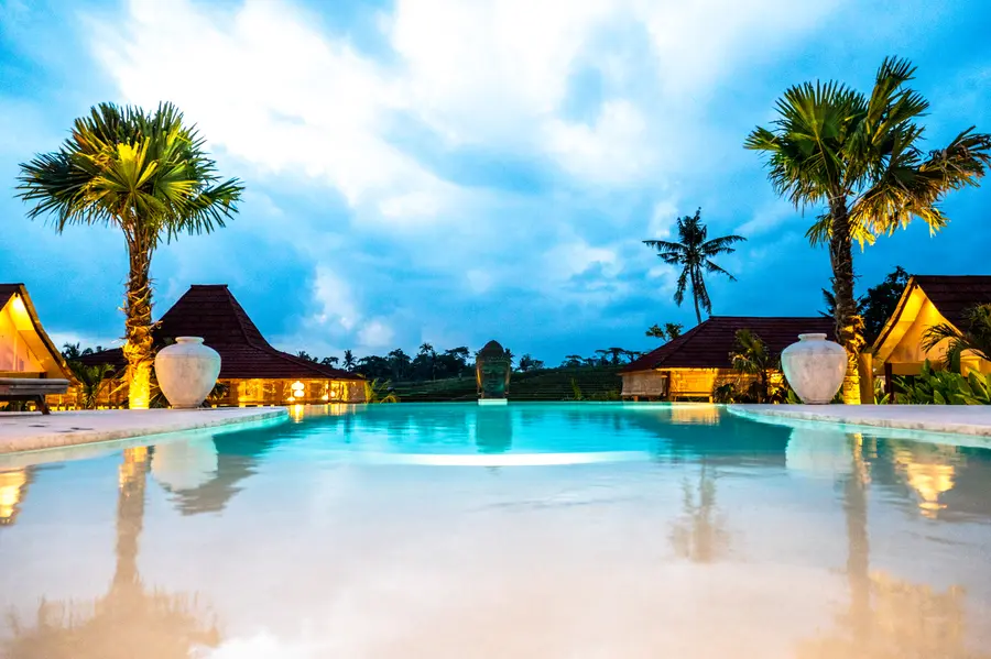 Piscine de United Colors of Bali Nature au crépuscule