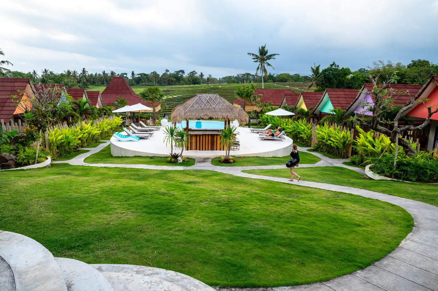 Vue d'ensemble de United Colors of Bali Nature : jardins, piscine et bungalows au milieu des rizières
